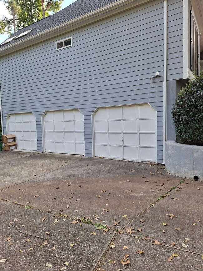 Building Photo - 3860 Brookview Pt