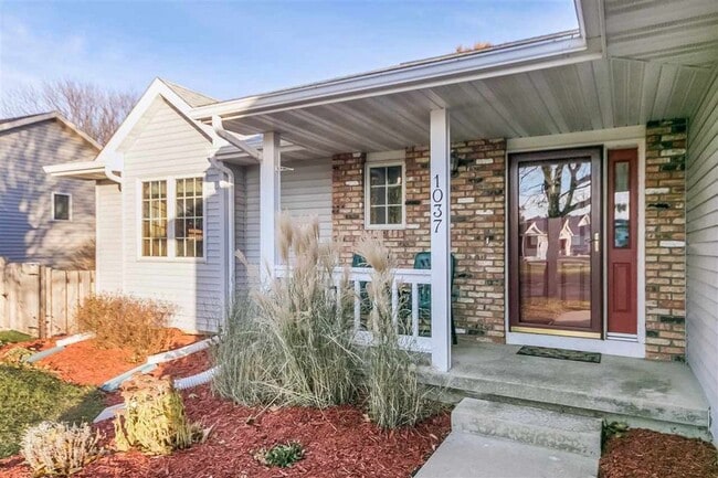 Building Photo - 1037 Fountain Dr