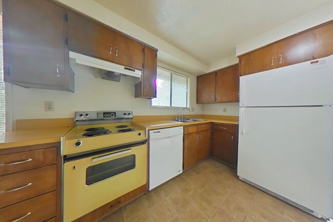 Building Photo - 3 Bedroom Duplex ~ Close to Timberhill ~ P...
