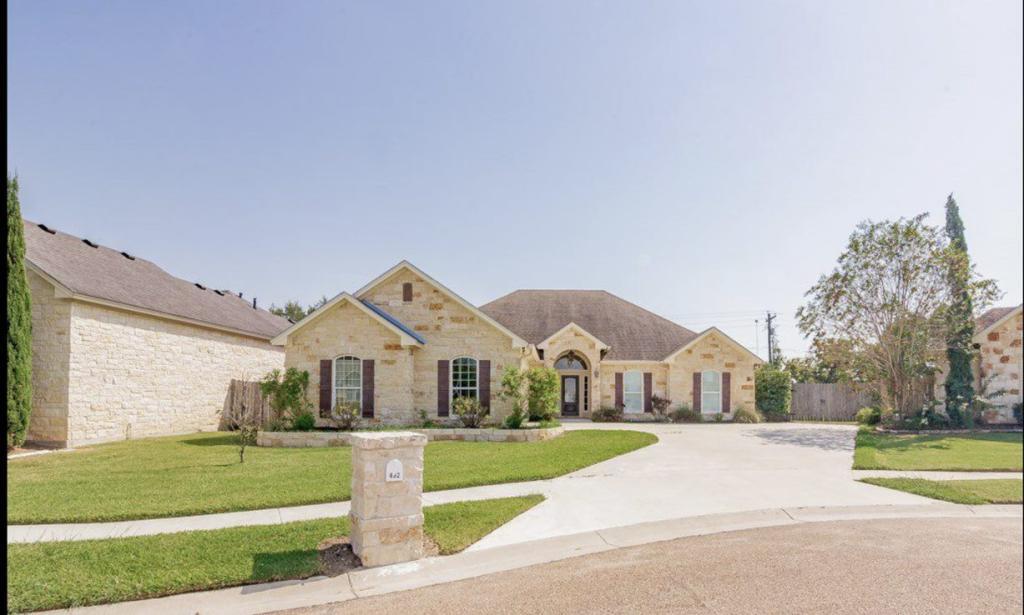 402 Iron Gate House Rental in Victoria, TX