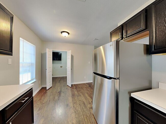 Foto del edificio - 3535 Pinebrook Dr