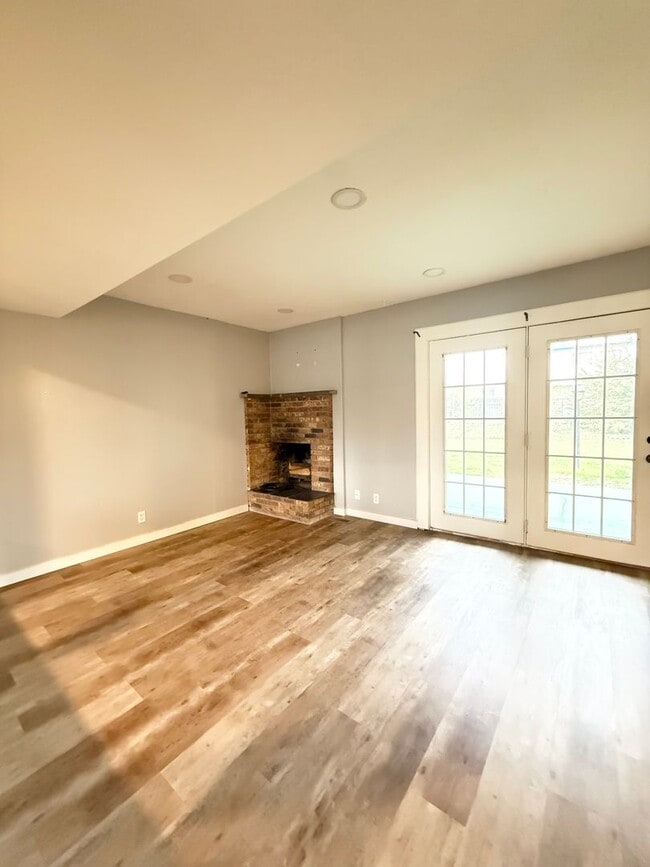 Building Photo - 3 Bedroom Townhome Available!