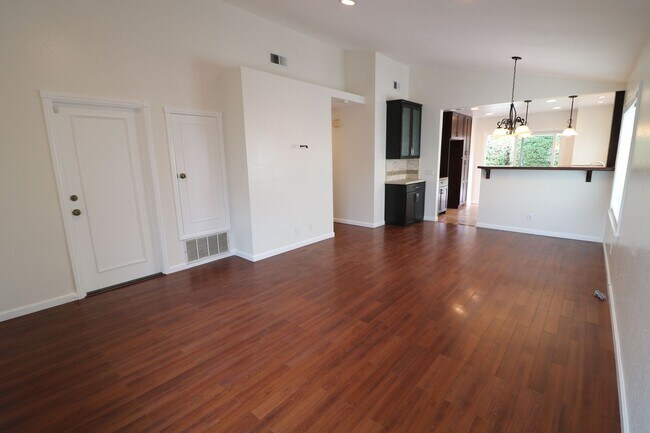 Foto del edificio - Gorgeous 2/Bed, 2/Bath Home in Simi Valley!