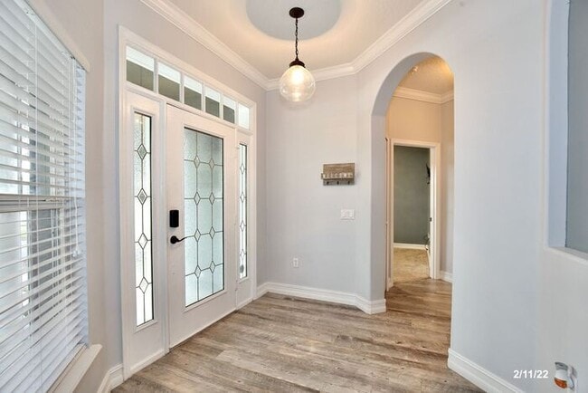 Building Photo - Luxurious 3/2 Waterfront Home with an In-ground Spa, an In-law Suite and a 2 Car Garage in the Hi...