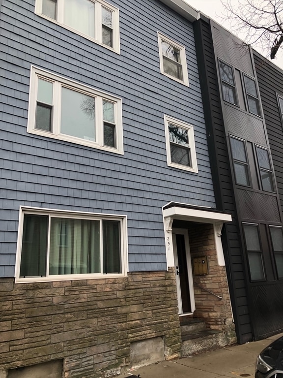 Building Photo - 253 Marion St