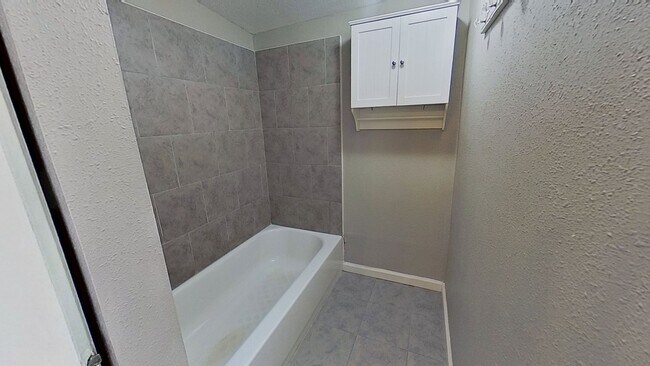 Foto del edificio - 2nd Floor Apartment - MOVE IN SPECIAL
