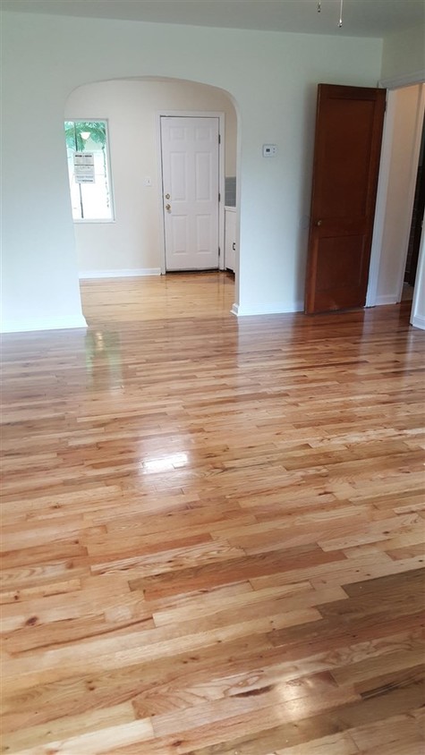 Foto del edificio - 327 E Pershing St
