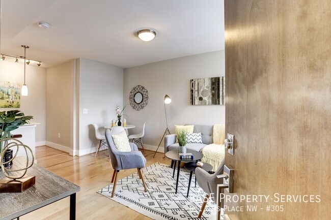 Building Photo - 811 Otis Pl NW