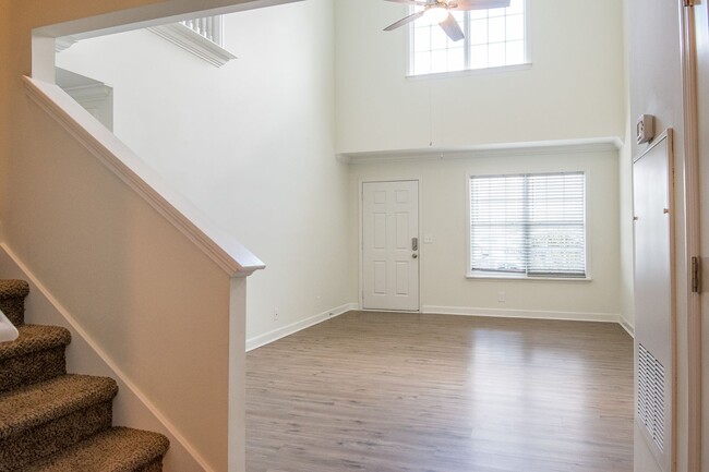 Building Photo - End unit townhome with downstairs primary!