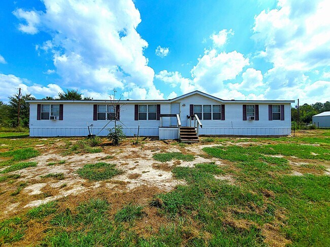 Foto del edificio - Spacious 4 bedroom with 3 FULL bathrooms nestled on 2 acres! MUST SEE!!!