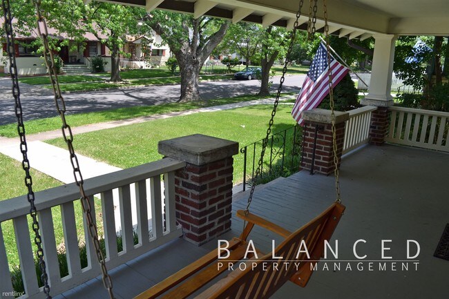 Building Photo - 2 br, 1.5 bath House - 1155 SW College Ave