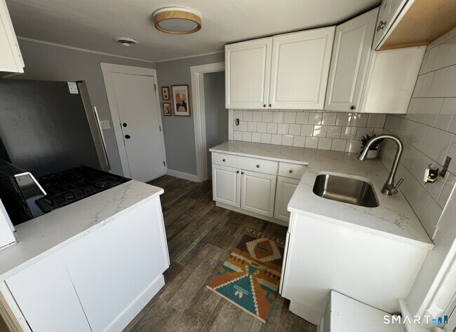 Building Photo - 121 Hawley Ave