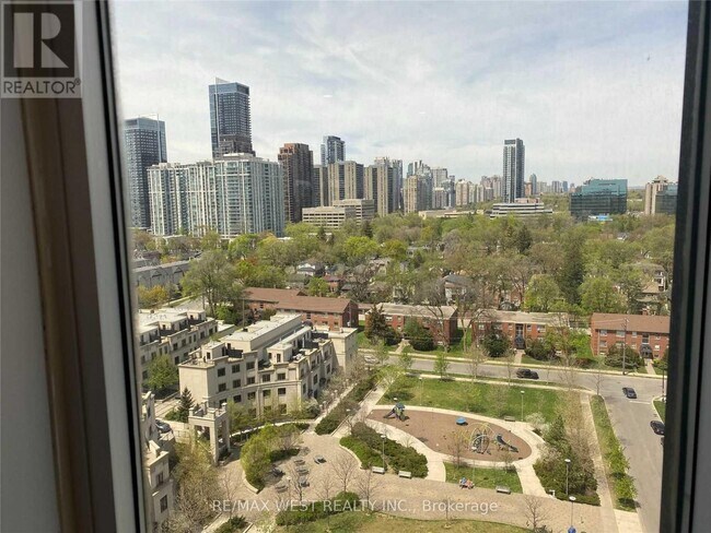 Photo du bâtiment - 100 Harrison Garden Blvd