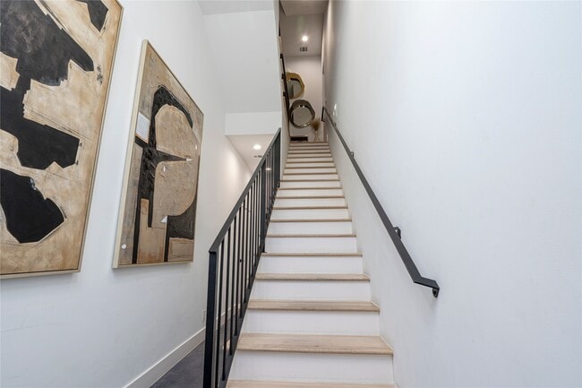 Building Photo - 709 Memorial Heights Dr