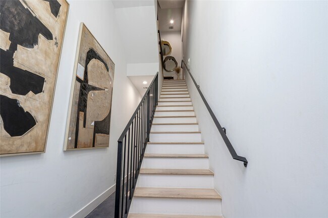 Foto del edificio - 709 Memorial Heights Dr