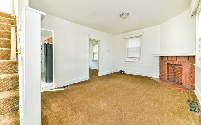 Building Photo - 3 br, 1 bath House - 273 Robinson St