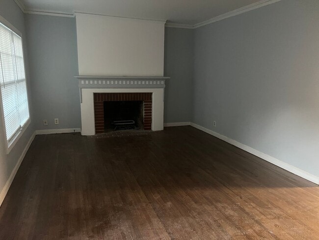 Building Photo - Gorgeous Fully Renovated 4 bedroom 1 bath ...