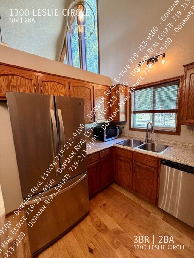 Building Photo - 1300 Leslie Cir