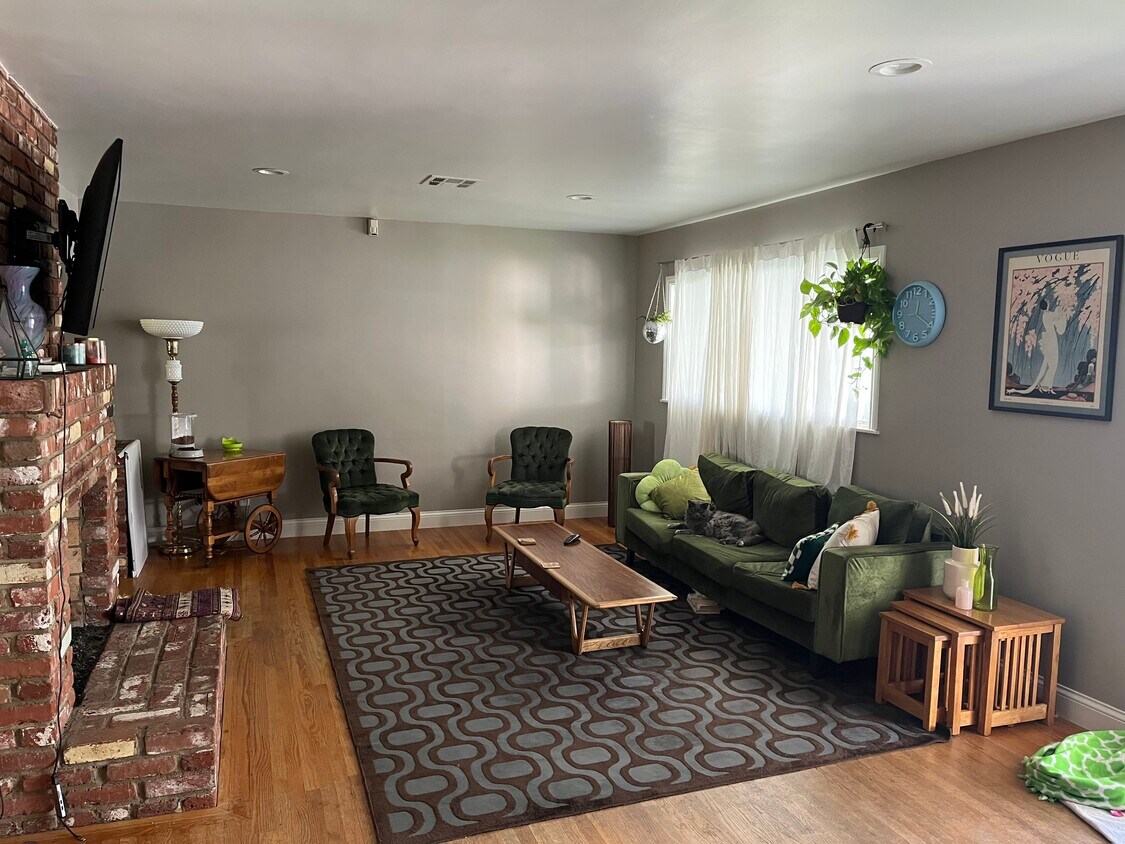 Primary Photo - 1483 N 1st Ave