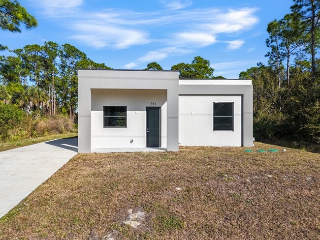 Building Photo - 751 Clancy St E