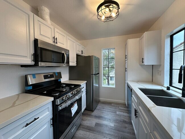 Building Photo - 2554 Olive Dr