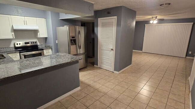 Foto del edificio - 7210 N Manhattan Ave