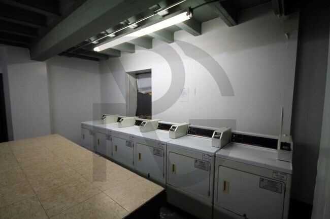 Foto del edificio - 540 W Briar Pl
