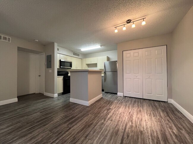 Foto del edificio - 2/1 Condo in Gated Lakefront Altamonte Com...
