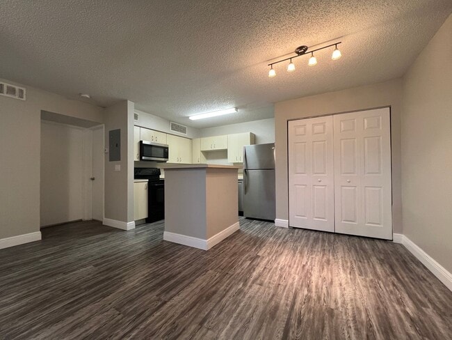 Building Photo - 2/1 Condo in Gated Lakefront Altamonte Com...
