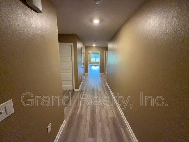 Foto del edificio - 5482 Peach Dr