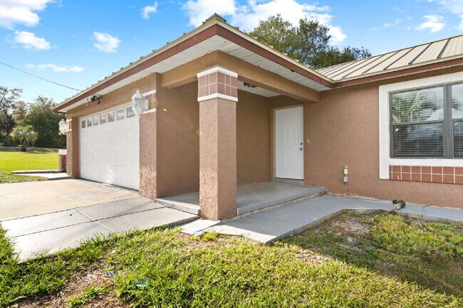 Foto del edificio - Comfort, Space & Convenience on a Peaceful Corner Lot in the Shores