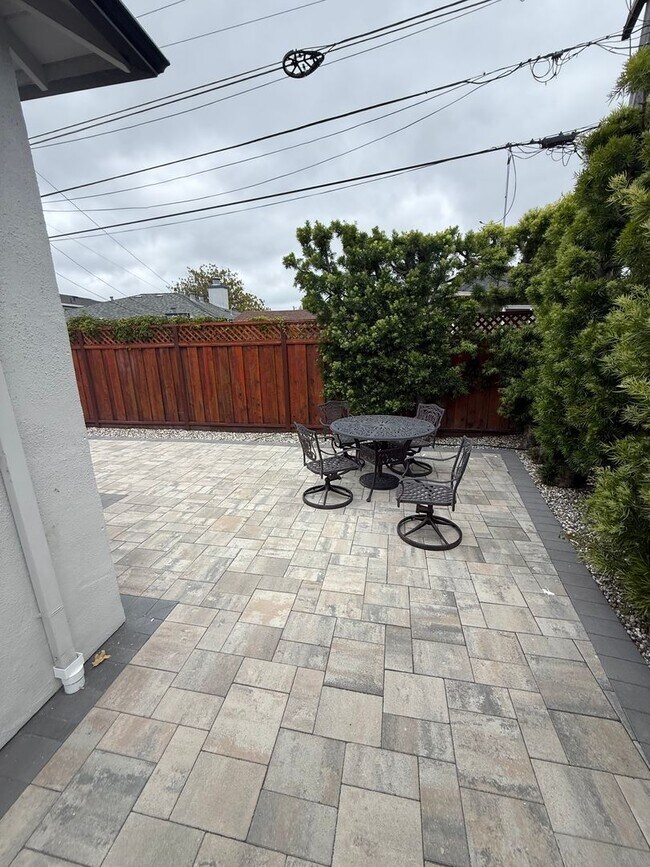 Foto del edificio - Burlingame Charming 2 Br 2ba Home   Open Saturday 12-1pm