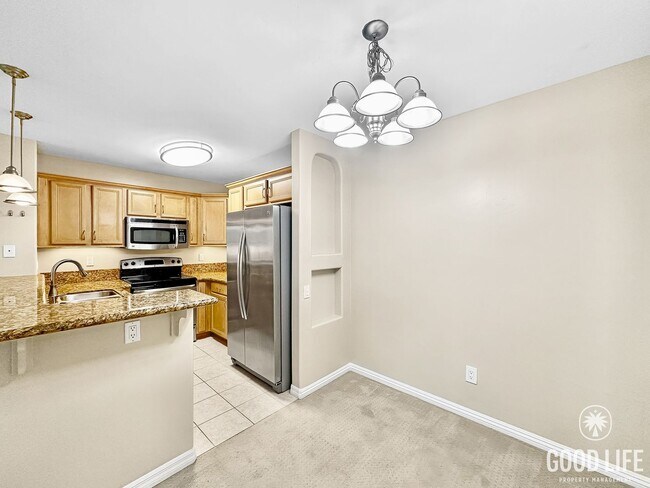 Building Photo - Great 2B/2BA Top-floor condo with Balcony and in unit Washer/Dryer