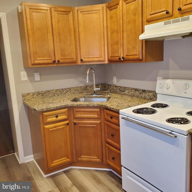 Building Photo - 314 S Locust St