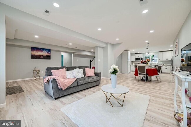 Foto del edificio - 8820 Fearne Ave