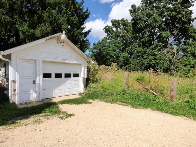 Building Photo - Adorable 2BR, 1BA Single Family Home