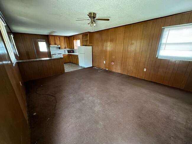 Building Photo - Large Yard!