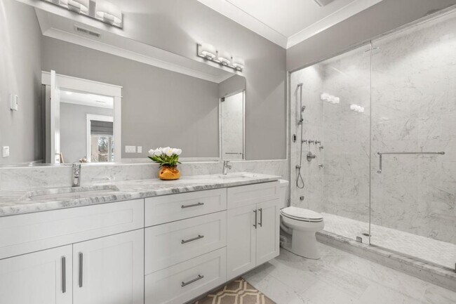 Building Photo - 3 bedroom in Chicago IL 60657