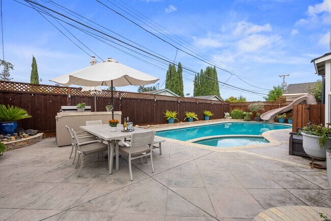 Foto del edificio - 841 W Latimer Ave