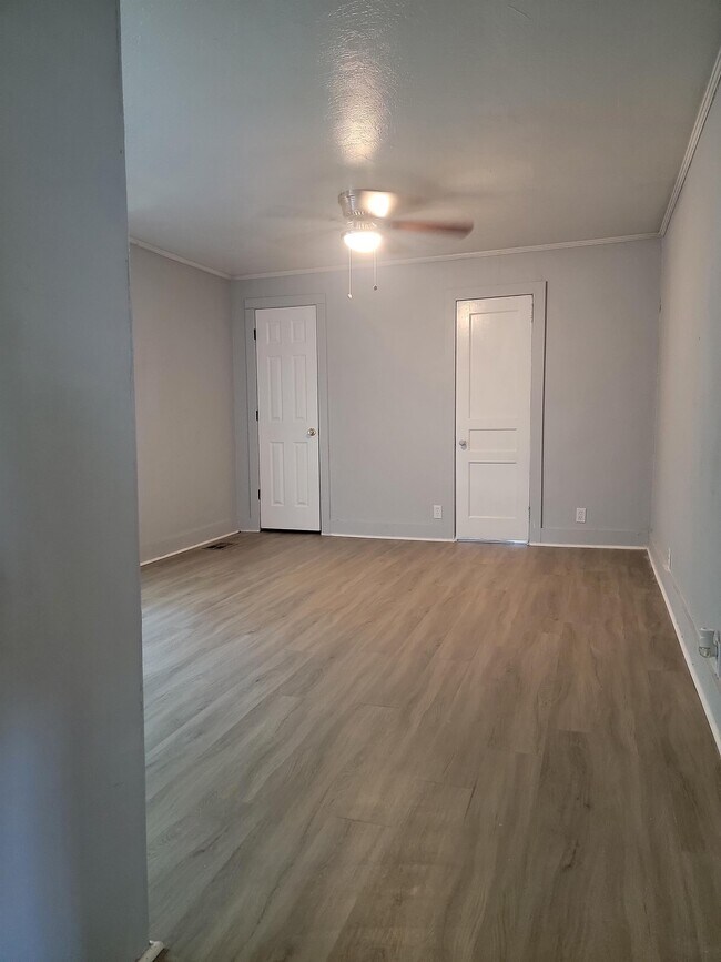 Building Photo - 1806 1st Terrace