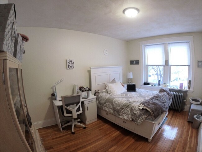 Foto del edificio - Brookline 4 Bed / 2 Bath – Heat & Hot Water Included – Parking Available – 9/1