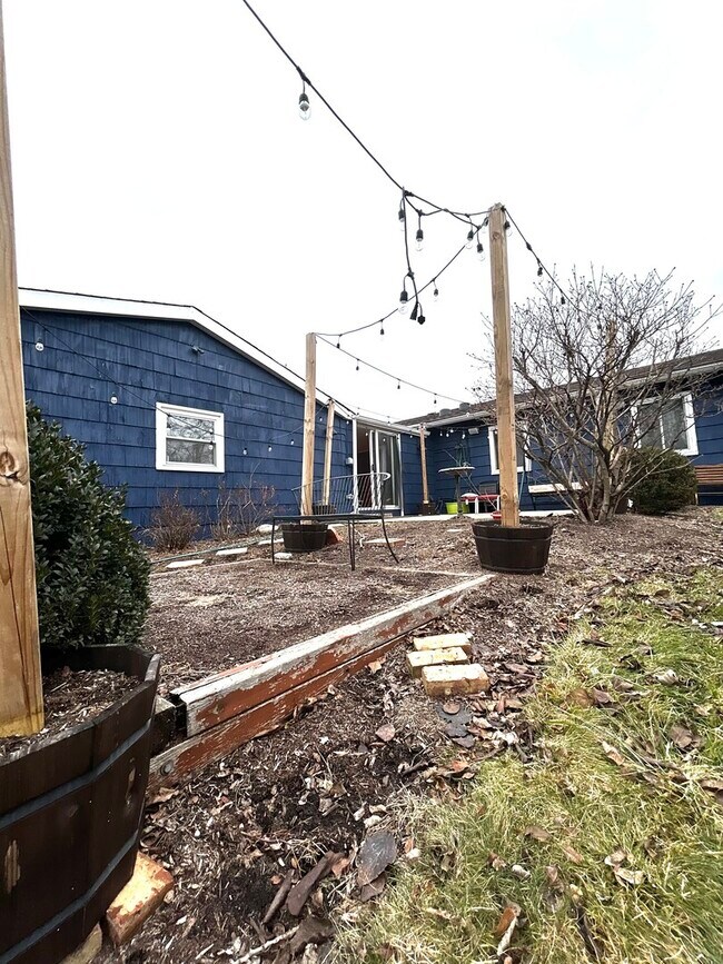 Building Photo - 5508 S Stough St