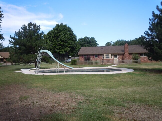 Foto del edificio - 7701 Briarwood Ave