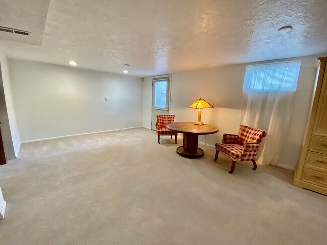 Building Photo - Spacious Milwaukie Studio