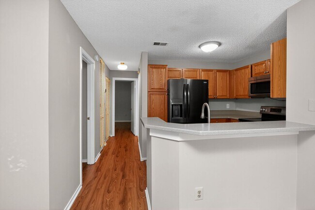 Building Photo - Bright & Airy 2-Bedroom Condo in Prime Reston Location!