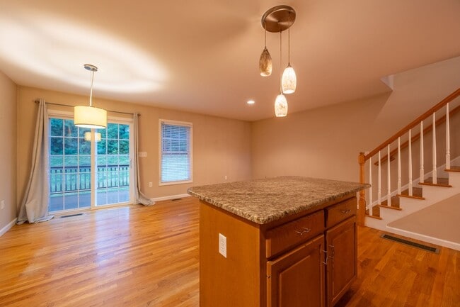 Foto del edificio - Modern 2 Bedroom Condo with Ensuite Baths ...