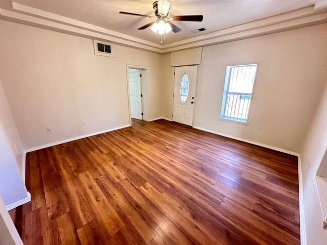 Building Photo - Located Near Downtown 2 Bedroom 1 Bathroom