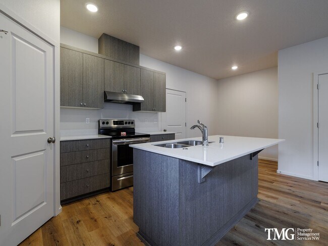 Building Photo - Modern Living with A/C, Washer Dryer and A...