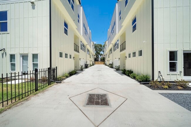 Foto del edificio - 1015 W 24th St