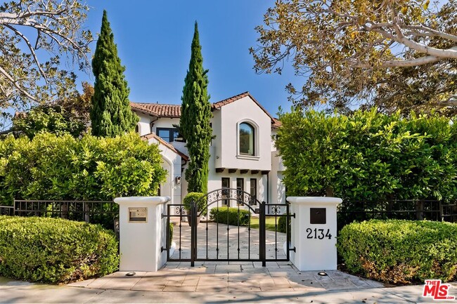 Building Photo - 2134 La Mesa Dr